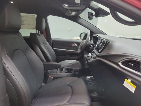 New 2027 Chrysler Pacifica Select AWD/4WD image 13