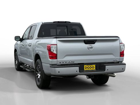Used 2021 Nissan Titan SV w/ SV Convenience Package image 3