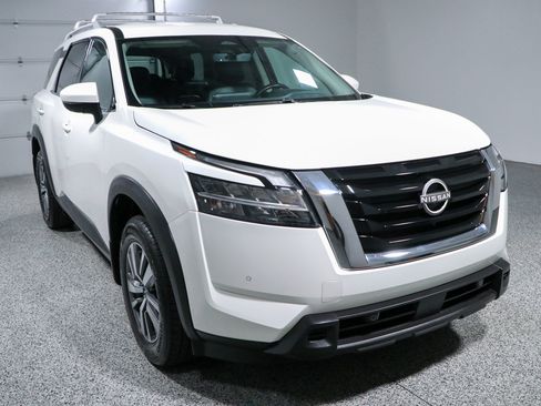 Used 2024 Nissan Pathfinder SL FWD image 5
