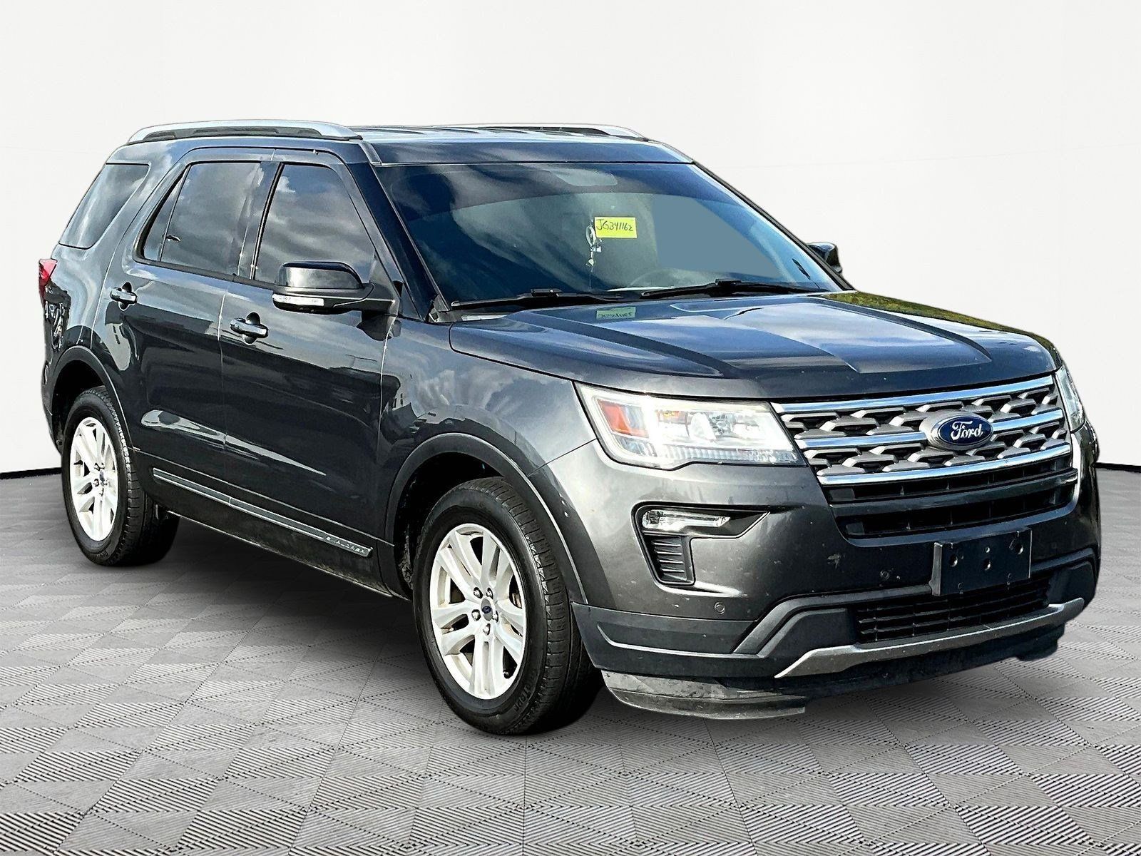 Used 2018 Ford Explorer XLT w/ Equipment Group 202A FWD image 3