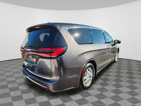 Used 2023 Chrysler Pacifica Touring-L image 4
