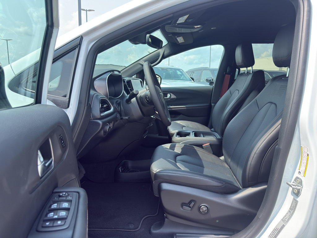 New 2027 Chrysler Pacifica Select FWD image 10