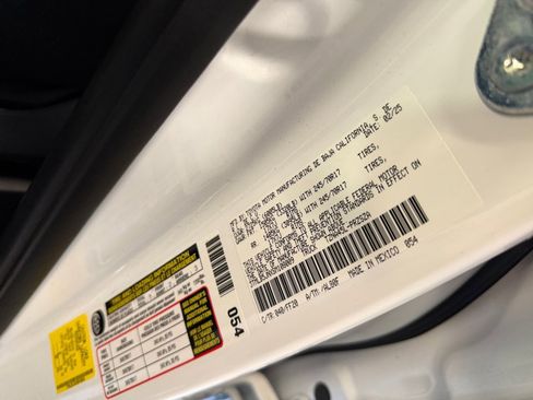 Used 2025 Toyota Tacoma SR5 AWD/4WD image 39