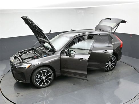 Used 2025 Volvo XC60 B5 Plus image 49