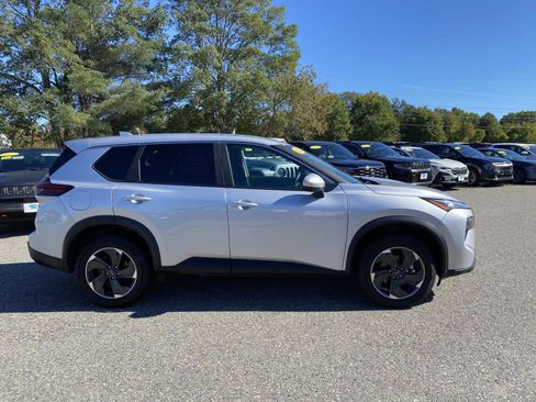 Used 2024 Nissan Rogue SV image 2