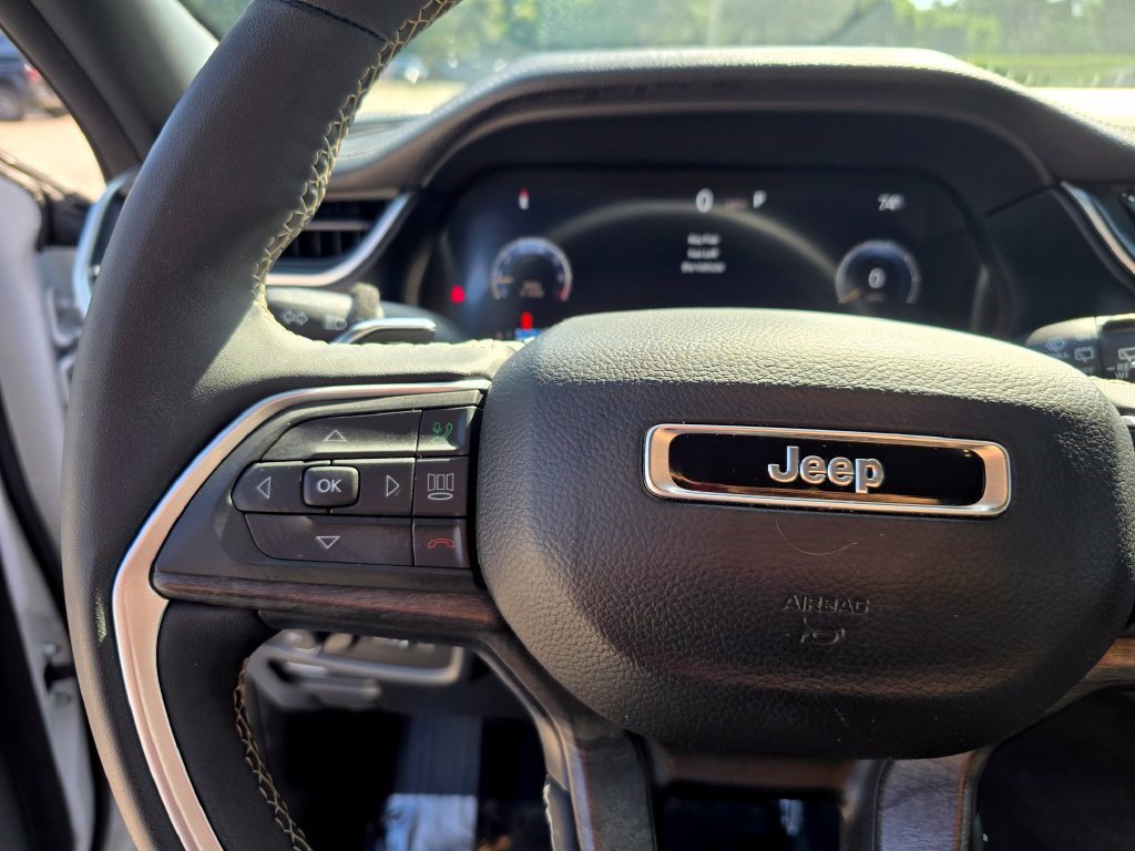 Used 2024 Jeep Grand Cherokee Limited w/ Luxury Tech Group II AWD/4WD image 19