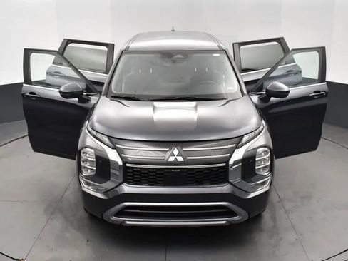 Used 2025 Mitsubishi Outlander SE image 10