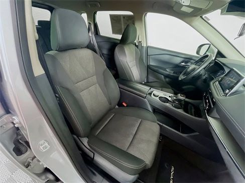 Used 2025 Nissan Rogue SV image 27