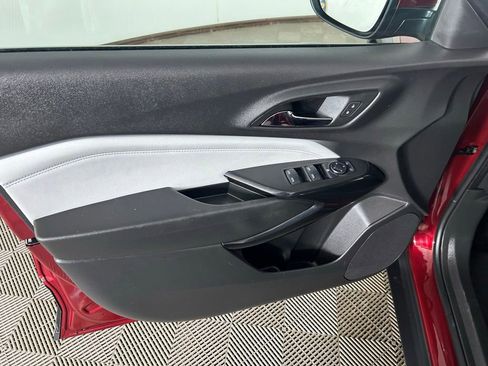 Used 2025 Chevrolet Trax LT w/ LT Convenience Package FWD image 12