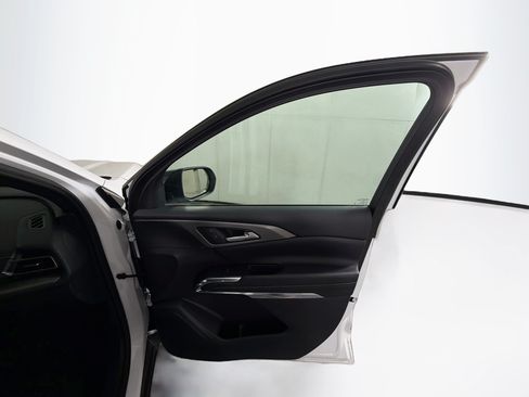 Used 2025 Chevrolet Traverse LT FWD image 34