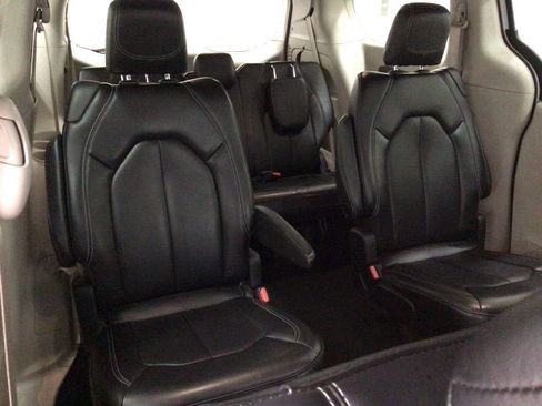 Used 2023 Chrysler Pacifica Touring-L FWD image 28