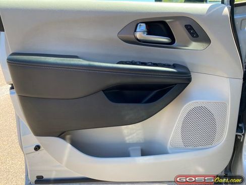 Used 2024 Chrysler Pacifica Touring-L FWD image 23
