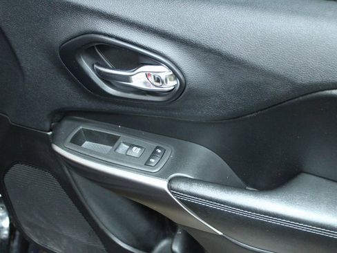 Used 2019 Jeep Cherokee Latitude w/ Comfort & Convenience Group image 10