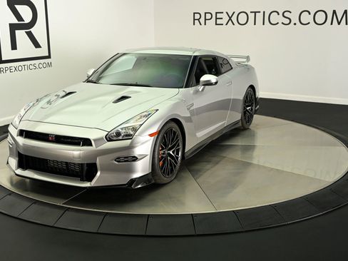 Used 2024 Nissan GT-R Premium w/ Floor Mat Package AWD/4WD image 11