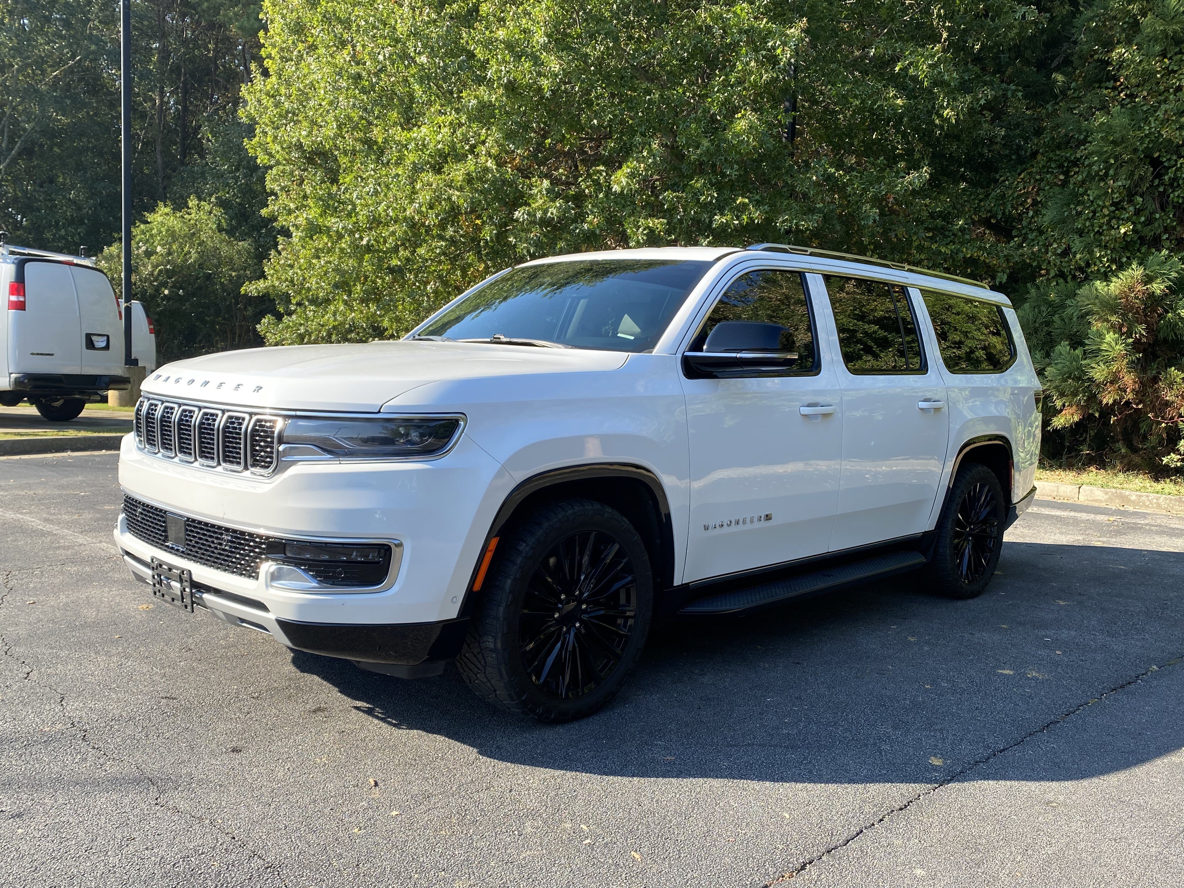 Used 2023 Jeep Wagoneer L Series II RWD image 5