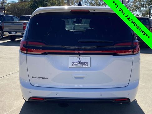 New 2026 Chrysler Pacifica Select image 5