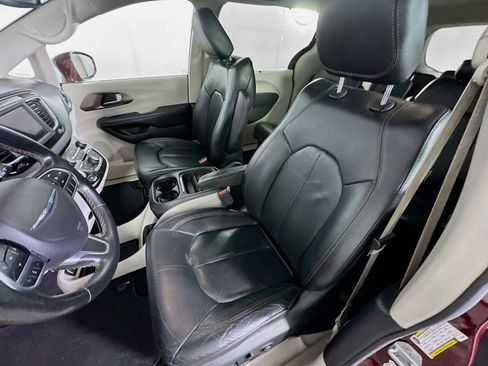 Used 2018 Chrysler Pacifica Touring-L FWD image 13