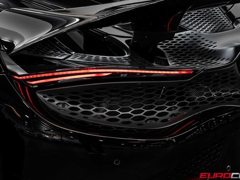 Used 2022 McLaren 765LT RWD image 23