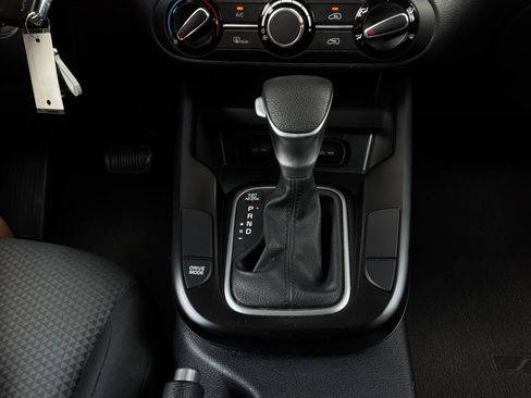 Used 2025 Kia Soul LX w/ LX Technology Package FWD image 21