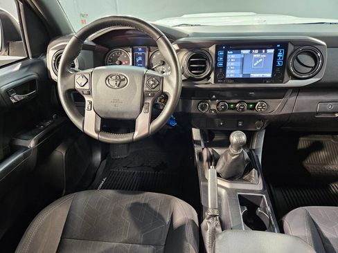 Used 2019 Toyota Tacoma TRD Sport AWD/4WD image 9