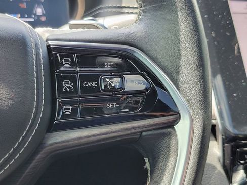 Used 2022 Jeep Grand Cherokee Overland AWD/4WD image 17