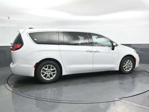 Used 2023 Chrysler Pacifica Touring-L FWD image 3
