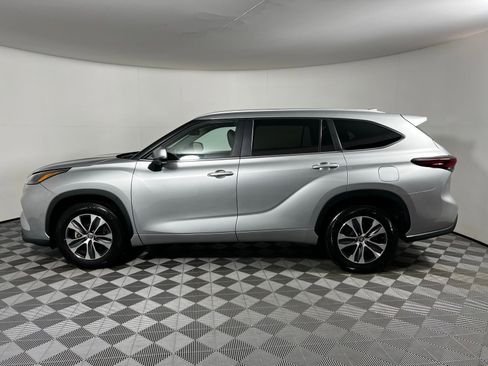 Certified 2024 Toyota Highlander XLE image 8