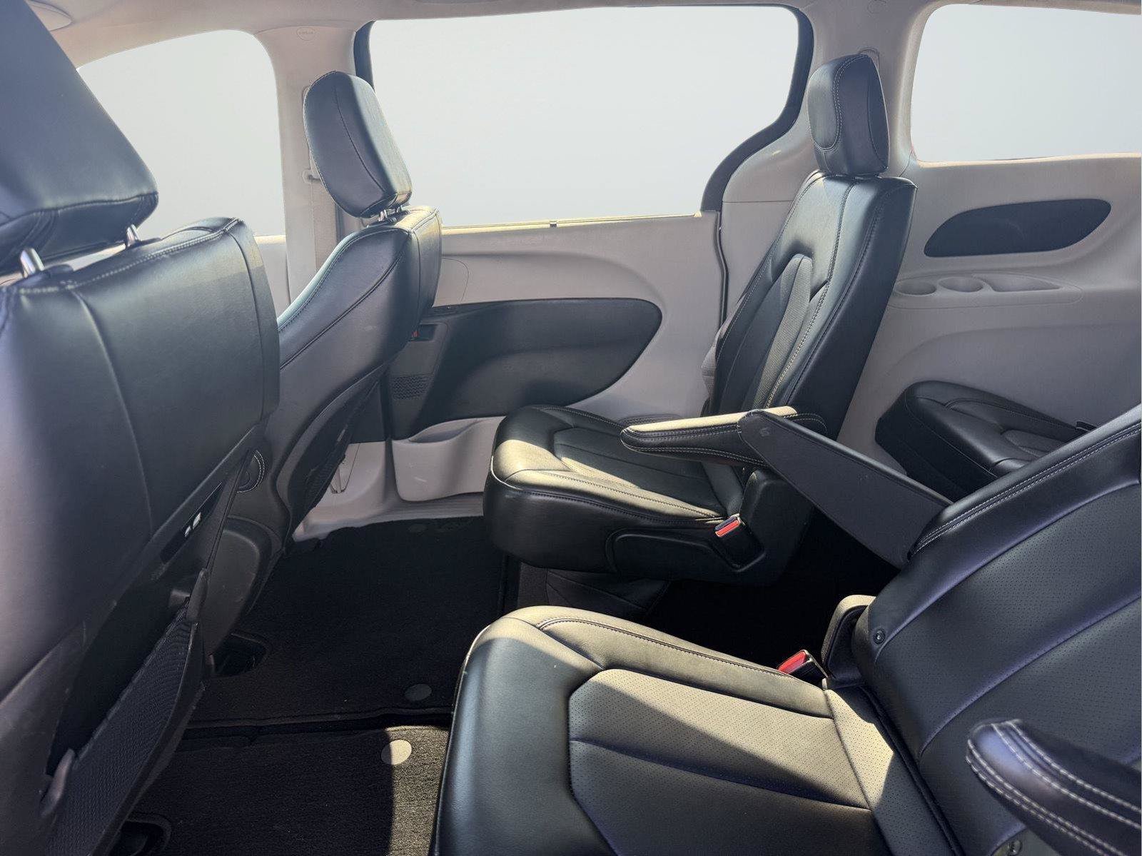 Used 2024 Chrysler Pacifica Touring-L FWD image 12