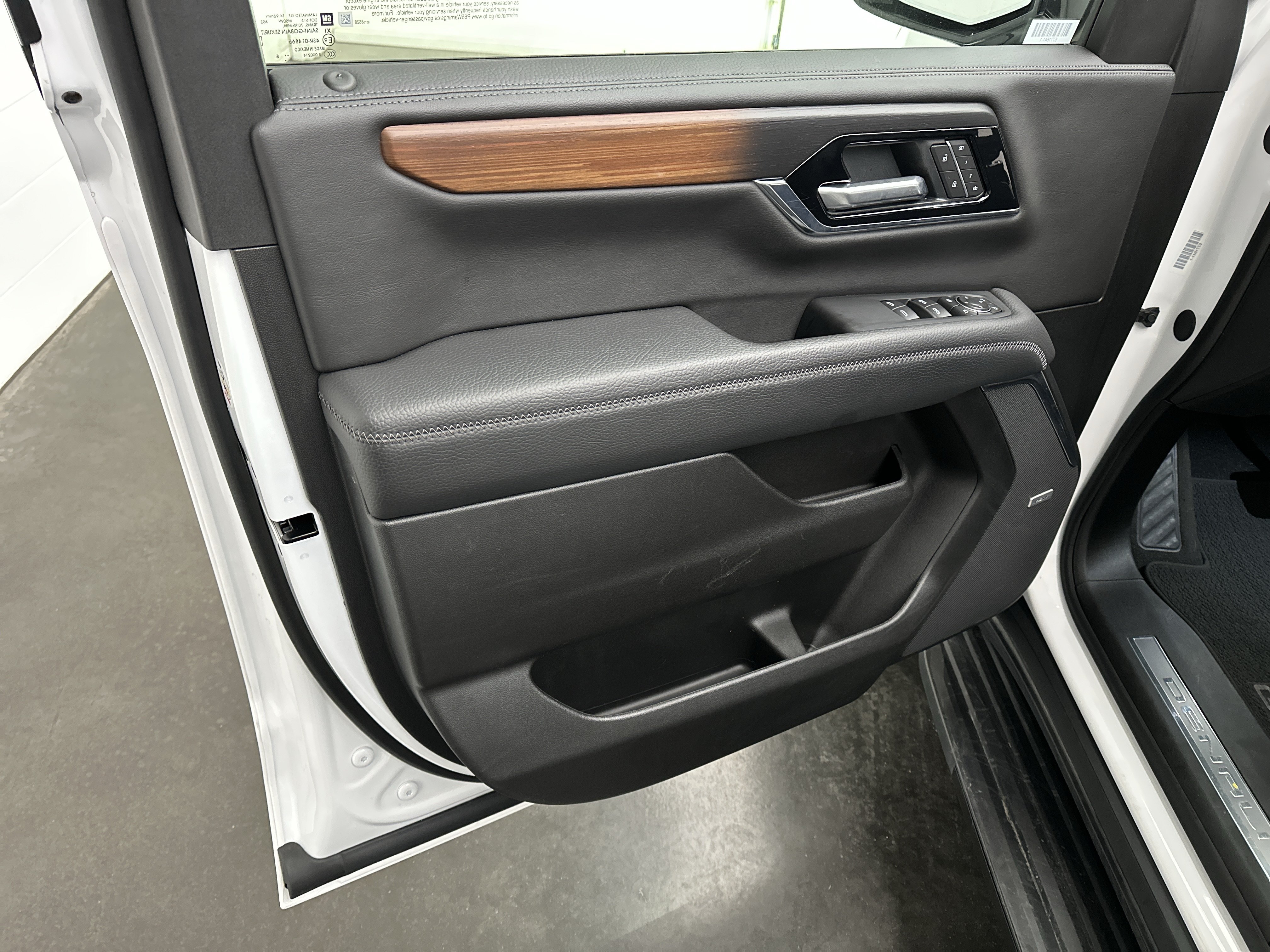 Used 2025 GMC Yukon XL Denali AWD/4WD image 21