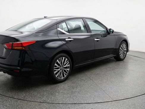 Used 2025 Nissan Altima 2.5 SV image 9