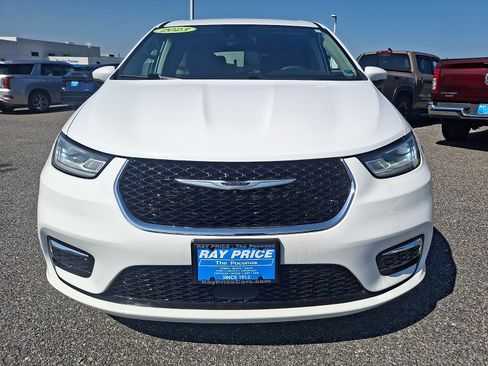 Used 2023 Chrysler Pacifica Touring-L FWD image 2