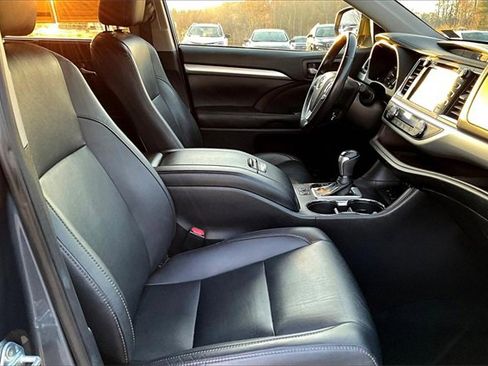 Used 2019 Toyota Highlander XLE image 22