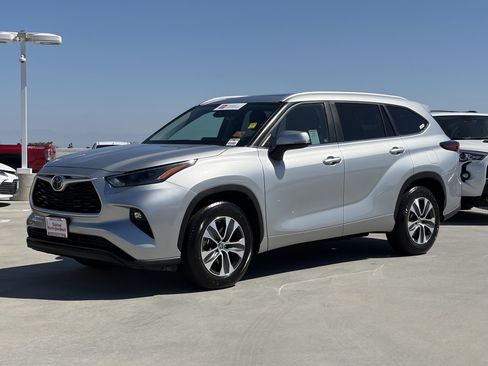 Certified 2024 Toyota Highlander XLE FWD image 5