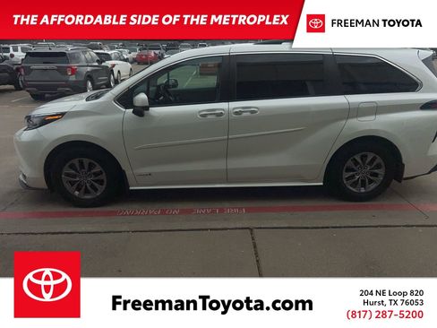 Used 2021 Toyota Sienna XLE FWD image 1