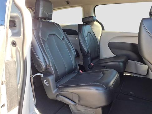 Used 2024 Chrysler Pacifica Touring-L image 11