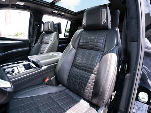 Used 2025 Cadillac Escalade ESV V AWD/4WD image 33