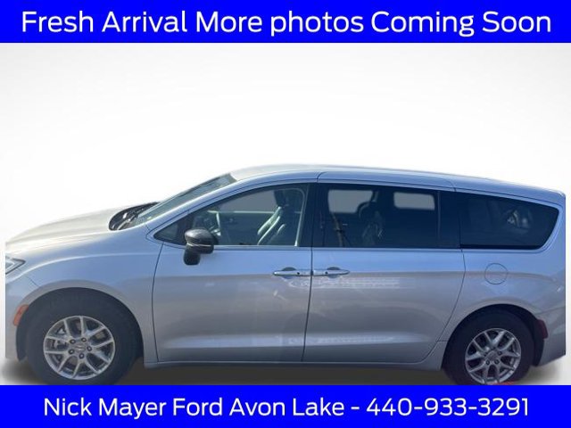 Used 2024 Chrysler Pacifica Touring-L FWD image 3