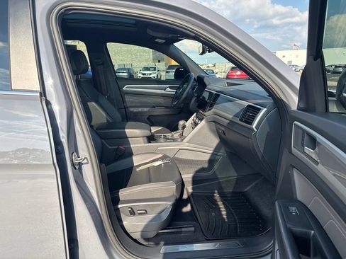 Used 2022 Volkswagen Atlas Cross Sport SEL R-Line AWD/4WD image 40