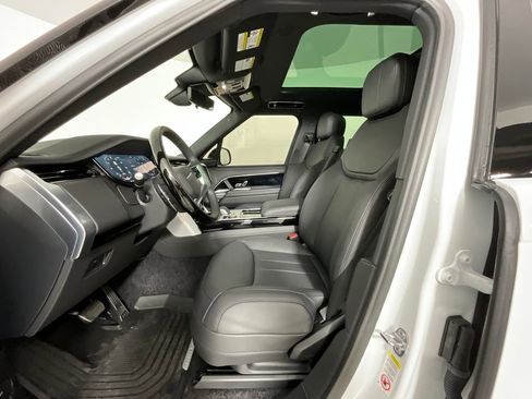 Used 2025 Land Rover Range Rover SE image 16