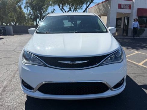 Used 2018 Chrysler Pacifica Touring Plus w/ Tire & Wheel Group FWD image 8