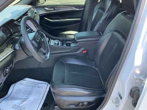 Used 2024 Jeep Grand Cherokee Limited w/ Black Appearance Package AWD/4WD image 15