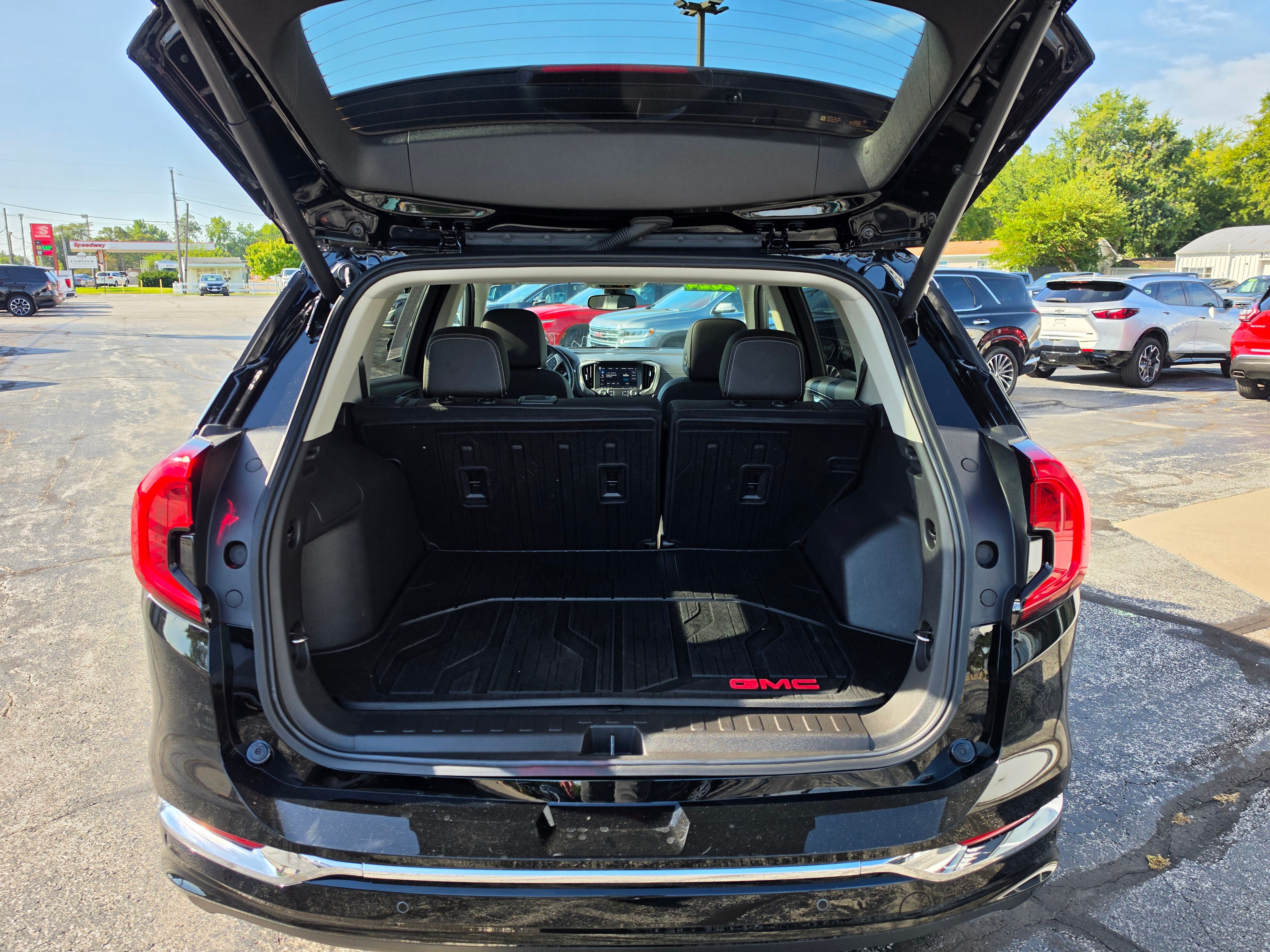 Used 2024 GMC Terrain Denali w/ Denali Premium Package AWD/4WD image 5