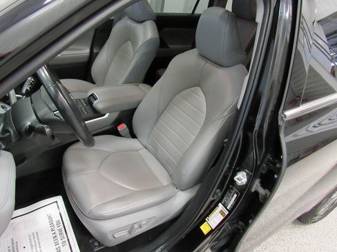 Used 2022 Toyota Highlander XLE AWD/4WD image 29