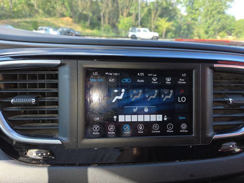 Used 2020 Chrysler Pacifica Touring-L FWD image 8