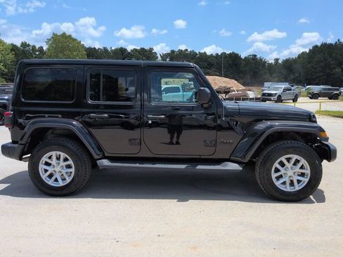 Used 2020 Jeep Wrangler Unlimited Sahara AWD/4WD image 3