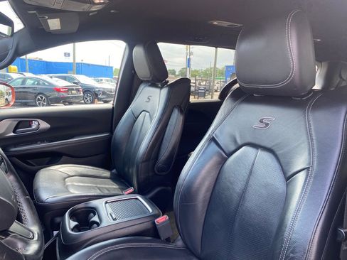 Used 2018 Chrysler Pacifica Touring-L Plus w/ S Appearance Package FWD image 11