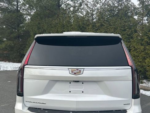 Used 2022 Cadillac Escalade Premium Luxury w/ Performance Package image 7