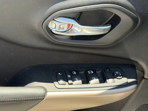 Used 2018 Jeep Cherokee Latitude w/ Altitude Package FWD image 5