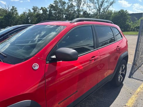 Used 2018 Jeep Cherokee Trailhawk w/ Comfort/Convenience Group AWD/4WD image 26