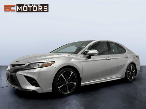 Used 2018 Toyota Camry XSE image 2